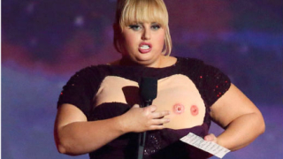 Актриса си показа зърната на наградите на MTV (СНИМКИ)