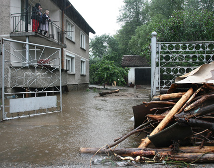 Отстраняват щети след дъждовете в Златица, Пирдоп и Смолян 