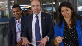 Британският здравен министър Мат Хенкок бе принуден да хвърли оставка