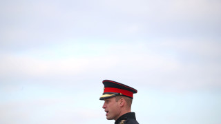 Той е принц Внук на кралицата Има красива съпруга и