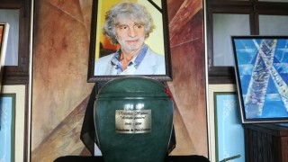 Стотици роднини приятели и ценители на таланта на големия български