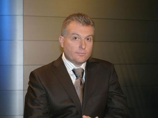 Водещ на новините се налива с ракия посред бял ден