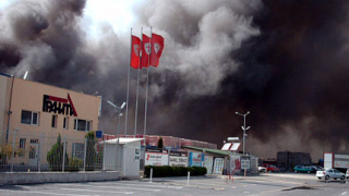 Пожар бушува в склад в Бургас 
