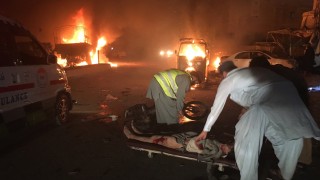 Атентатор самоубиец удари шиитски храм, избивайки и ранявайки десетки в Пакистан
