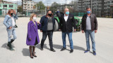 Министър Кралев инспектира ремонта на футболен терен в Габрово