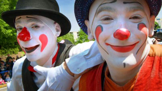 Клоуни от цял свят се надсмиват с кризата