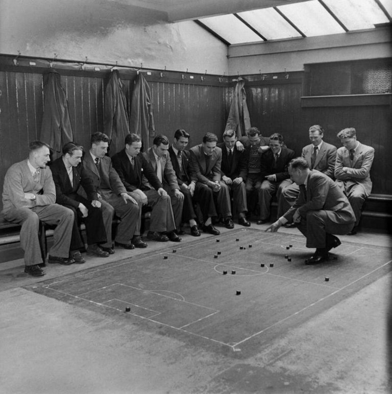  Мениджърът на Саутхемптън дава указания на тима преди техен мач през март 1949 година. 
