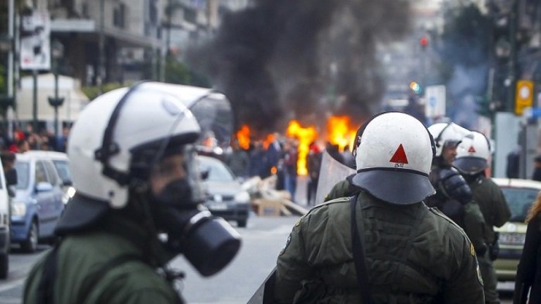 Фенове на Олимпиакос атакуваха министър в Пирея