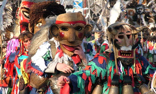 В Пернишко се стягат за зрелищен маскараден ритуал