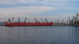 Силен вятър спря работата на пристанищните кранове в Русе съобщава