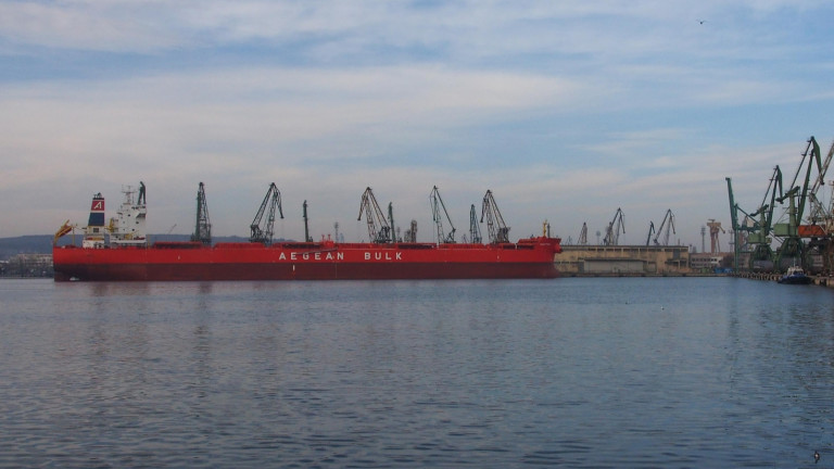 Силен вятър спря работата на пристанищните кранове в Русе, съобщава
