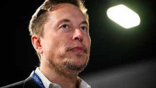 Освен един от най богатите хора на планетата Илон Мъск е