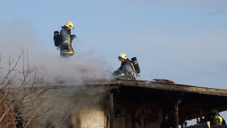 Къща изгоря в приморското село Ясна поляна съобщи bTV Огънят