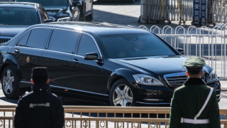 Севернокорейският лидер Ким Чен Ун пристигна в Пекин по покана