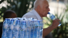 Раздават бутилирана минерална вода в София заради жегата