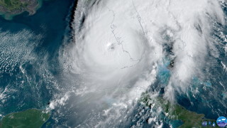 Ураганът Лидия удари тихоокеанското крайбрежие на Мексико Поривите на вятъра
