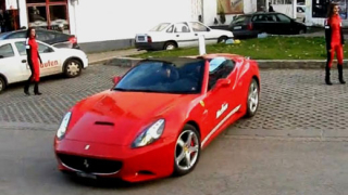 Ferrari California помля кола и се блъсна в багер в София