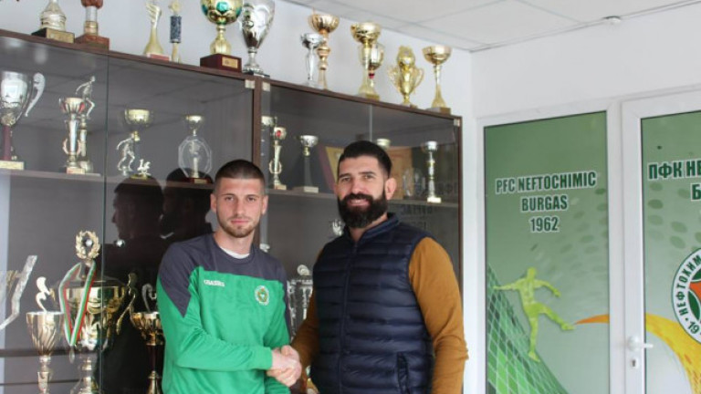 Нефтохимик привлече юноша на Славия