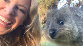 Кайли ни кани в Австралия със забавно видео