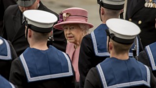 Британската кралица Елизабет II се пошегува за шума от хеликоптерите