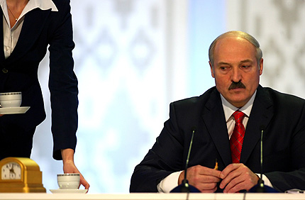 Избирателната комисия „козирува” пред Лукашенко