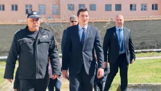 Правосъдният министър Крум Зарков посети затвора в Ловеч съобщава БНТ