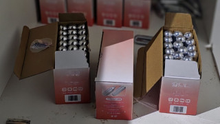 Над 4000 капсули с райски газ и различни видове наркотици