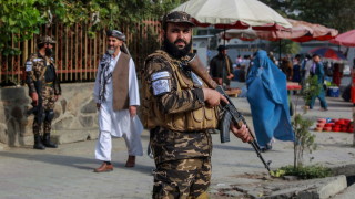 Четири бомби в сряда удариха микробуси и джамия в Афганистан
