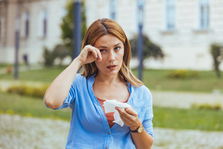 Сълзящите очи са сред симптомите й