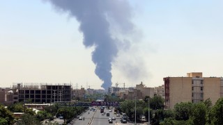 Цяла сутрин спасителни екипи разчистват развалините и събират отломки от