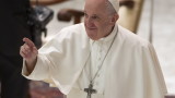  Папата се извини на вярващите, че би трябвало да съблюдава отдалеченост от тях 