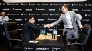 Шампионът норвежецът Магнус Карлсен и претендентът от САЩ Фабиано Каруана