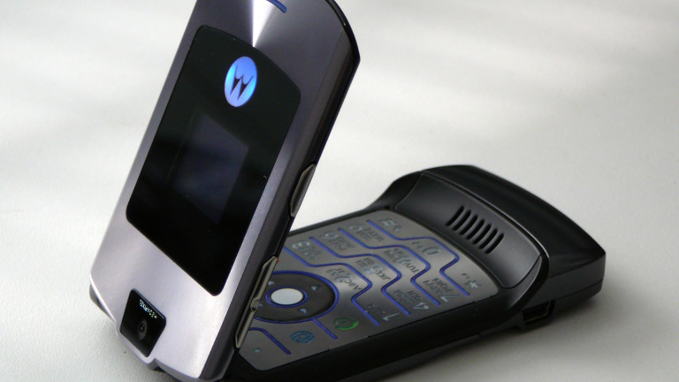 Легендарният сгъваем телефон Motorola Razr се завръща на пазара