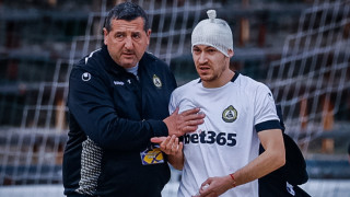 Футболистът на Славия Тони Тасев показа аркадата на главата