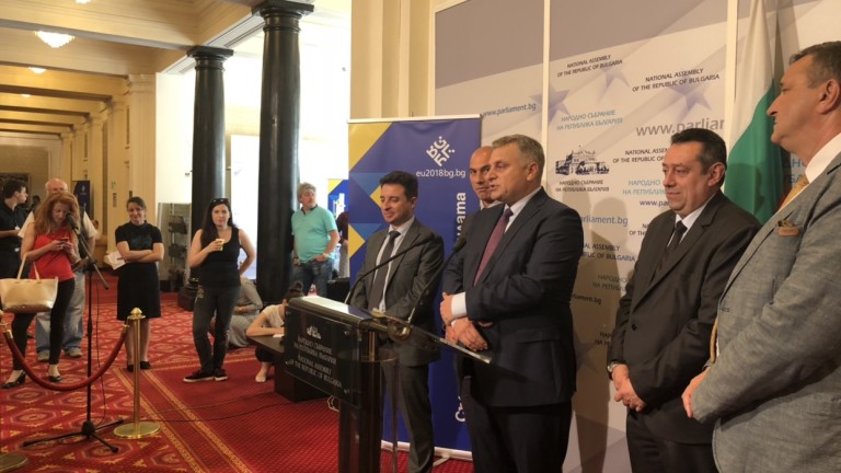 Курумбашев "сваля шапка" на Новаков за разгрома над Макрон