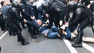 Арестуваха над 120 души на първомайските митинги в Русия  