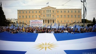 Гръцкото недоволство от компромиса за името на Македония изкара по