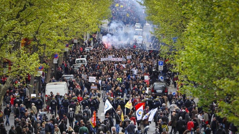 Стотици арестувани и десетки ранени след протести във Франция 