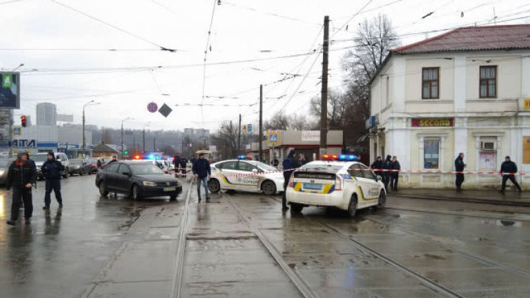 Мъж държи заложници в поща в Харков, плаши да се взриви