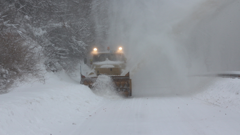Над 1800 машини почистват снега по републиканската пътна мрежа. Обработката
