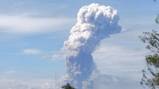 Вулкан е изригнал в централната част на Индонезия като властите