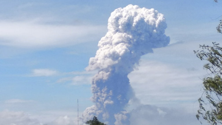 Вулкан изригна на острова в Индонезия, ударен от земетресение и цунами