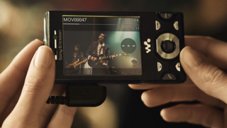 Sony Ericsson W995 е първият телефон с MediaGo