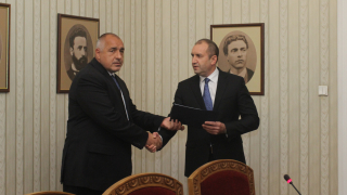 Борисов връчи на Радев изпълнен мандат за съставяне на правителство