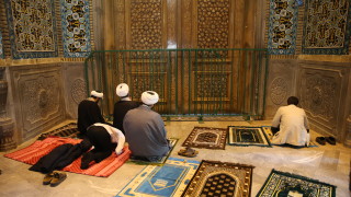 Ирански шиити хардлайнери щурмуваха дворовете на две големи светилища току що затворени заради