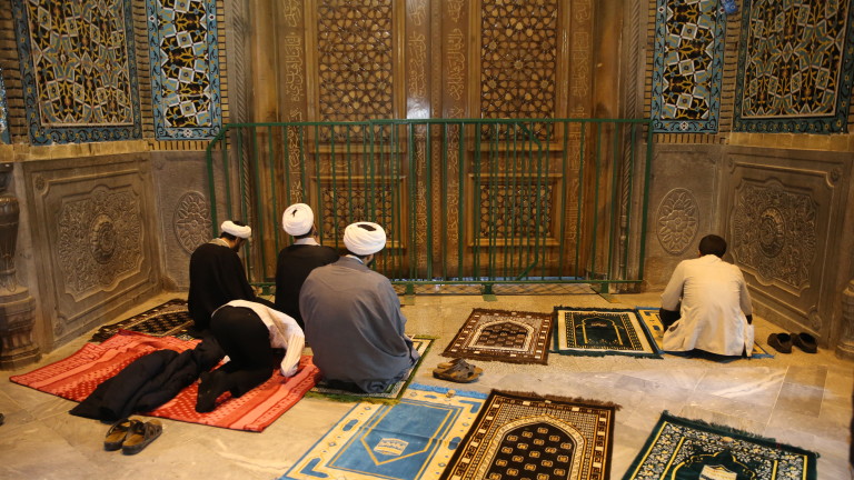 Шиити хардлайнери щурмуваха ирански светилища, затворени заради коронавируса