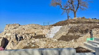 Част от подпорна стена в източната част на Небет тепе