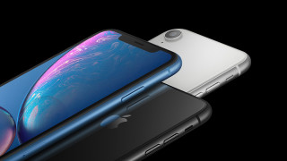 Последните две поколения iPhone SE изглеждат почти идентично и неотлъчно