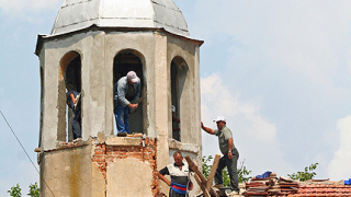 Мюсюлмани ремонтирха църква
