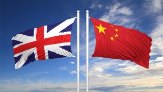 Посланикът на Китай в Обединеното кралство обвини британските политици че